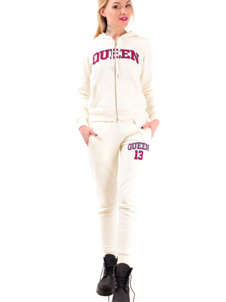 Квин спортивная одежда. Little Queen спортивный костюм. King n Queen спортивки. Белый костюм спортивный женский с надписью Квин фото.